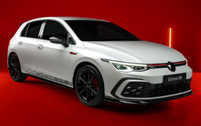 Автомобиль Volkswagen Golf GTI Edition 50 2024 года на красном фоне