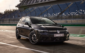 Черный Volkswagen Golf R Black Edition Worldwide 2024 года на стадионе