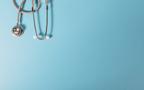 Медицинский стетоскоп на голубом фоне