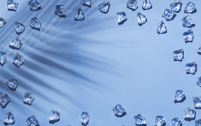 Кусочки холодного льда на голубом фоне