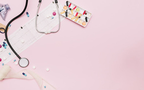 Стетоскоп и лекарства на кардиограмме на розовом фоне