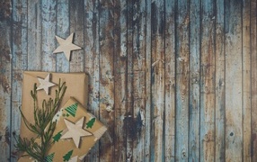 Два подарка на деревянном фоне