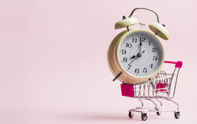 Будильник в маленькой тележке