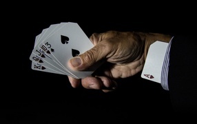 Туз в рукаве у мужчины с картами