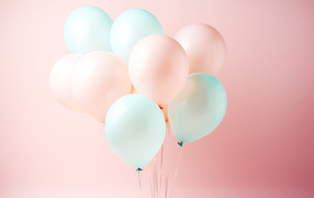 Воздушные шарики с гелием на розовом фоне
