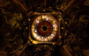 Красивая старинная люстра на потолке в соборе