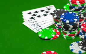 Фишки и карты на зеленом столе для покера