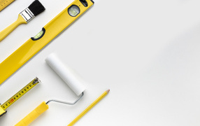 Строительные инструменты на белом фоне