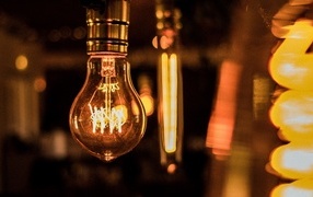 Стеклянная лампа накаливания на потолке