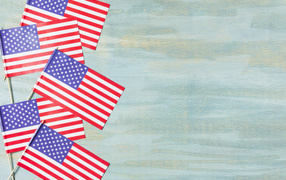 Много флагов Америки на голубом фоне