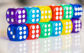 Разноцветные игральные кости на столе