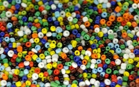 Разноцветные маленькие бусины крупным планом