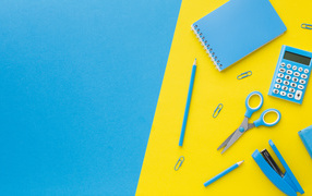 Блокнот, степлер, калькулятор, карандаш и ножницы на голубо-желтом фоне