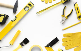 Инструменты маляра на белом фоне