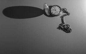 Тень от карманных часов на сером фоне