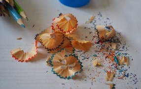 Стружка с разноцветных карандашей на столе