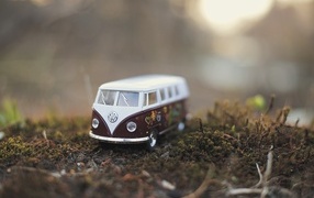 Маленький игрушечный автомобиль volkswagen на земле