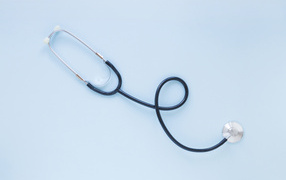 Стетоскоп на голубом фоне