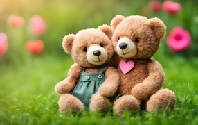 Два игрушечных медвежонка сидят на траве