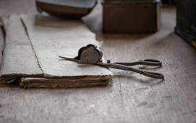 Старинные железные ножницы с бумагой на столе