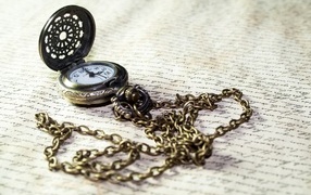 Старинные карманные часы на цепочке