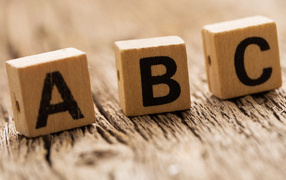 Деревянные кубики на столе 