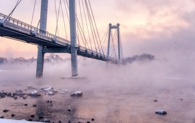 Мост через реку в тумане утром