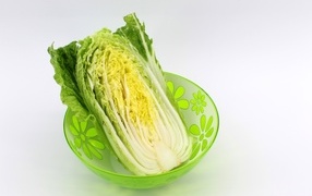 Пекинская капуста в миске на сером фоне