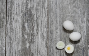 Вареные яйца на деревянном фоне