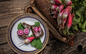 Хлеб с редисом на тарелке