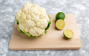 Цветная капуста с кусочками лайма на доске