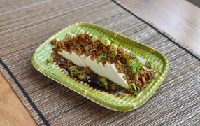 Китайское блюдо в тарелке на столе