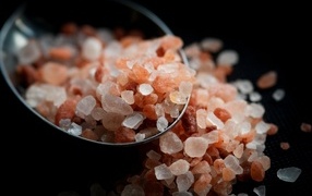 Крупная ароматная соль на ложке