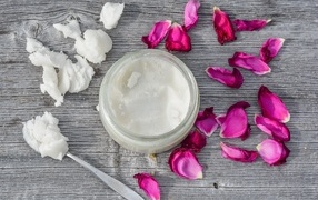 Кокосовое масло с лепестками роз