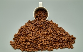 Чашка с горкой кофейных зерен
