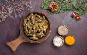 Долма на столе со специями