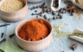 Ароматная куркума на столе со специями