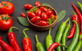 Свежие помидоры на столе с острым перцем