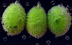 Зеленые оливки в пузырях в воде