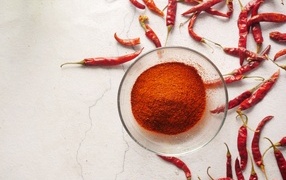 Молотый жгучий красный перец на столе