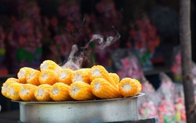 Горячая вареная кукуруза