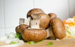 Большие свежие шампиньоны на столе