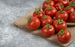 Большие круглые красные помидоры