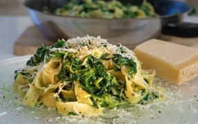 Макароны с тертым сыром и шпинатом