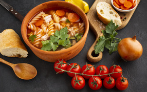 Макароны в тарелке на столе с овощами и специями