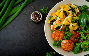 Паста с тефтелями и салатом в тарелке