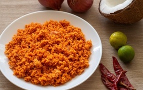 Тарелка острой еды с перцем чили на столе