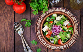 Тарелка вегетарианского салата в тарелке на столе