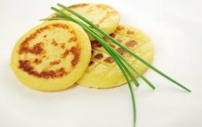 Картофельные оладьи с зеленом луком на столе