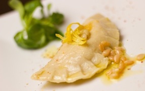 Равиоли на тарелке с зеленью